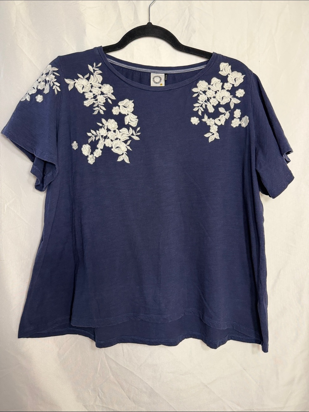 Anthropologie Akemi Kin Boho Embroidered Floral Tee Navy Boxy Crop Top Small